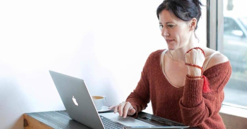 lady at her laptop looking for the Best Free Coupon Sites